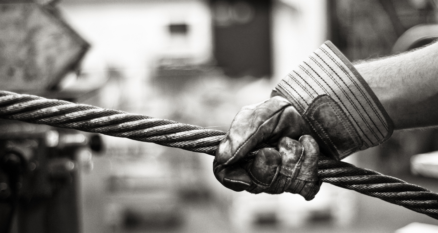 Drahtseil gehalten mit Handschuh